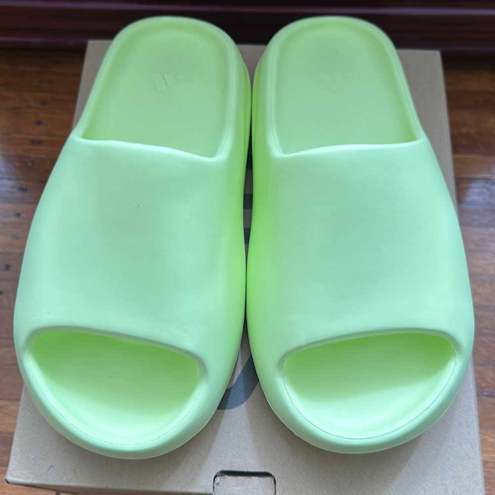 Yeezy Slide Glow Green sz 5